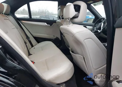 2013 Mercedes-Benz C 250 z USA, uszkodzony, nr VIN WDDGF4HB9DA769807